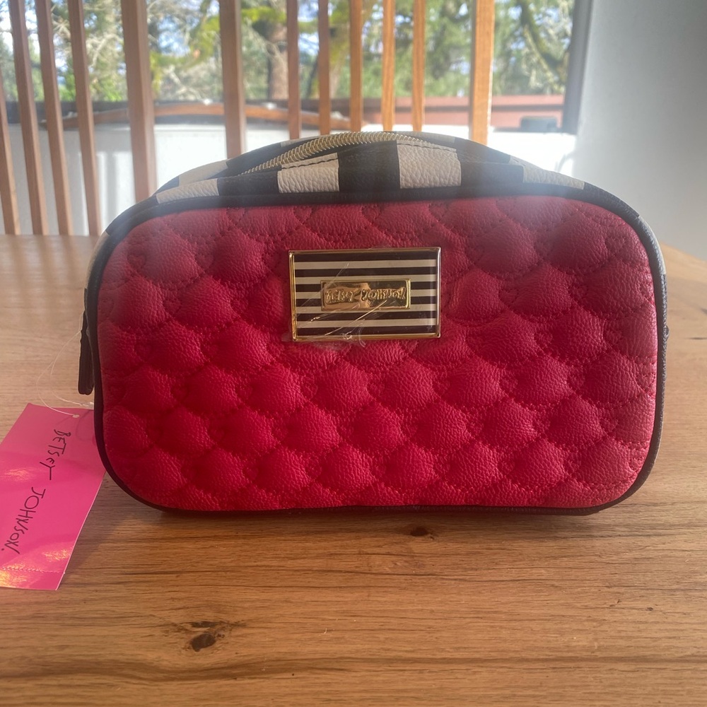Betsy Johnson Cosmetic Zipper Loaf Travel Home Quilted Red Black Women’s NWT‎